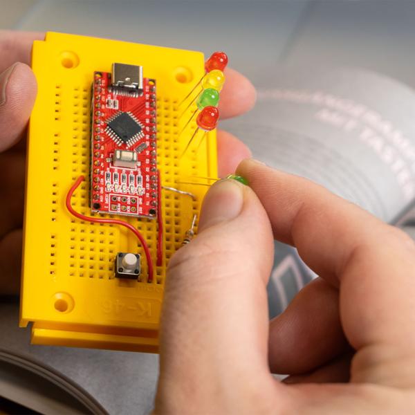 Innovatives Arduino Maker Kit für Einsteiger: Nano-Board, 2 Steckplatinen, 7 LEDs, Potentiometer - Für einfache Projekte und schnelle Erfolge