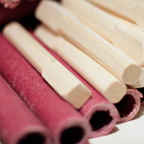 Wachsfackel mit Holzgriff - Stimmunsgvolle Beleuchtung für Garten & Hochzeiten - ca. 90 min Brenndauer - 55 cm - Nicht tropfend - Markenqualität Deutschland