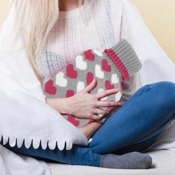 Wärmflasche mit Herz-Bezug - 2 Liter Fassungsvermögen - Bettwärmer, Schmerzlinderung, Kühlung im Sommer - Für Kinder und Erwachsene