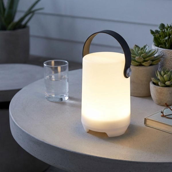 Akku Tischlampe mit 4 Lichtmodi - 16 RGB-Farben & weisses Licht - IP44 Schutzart für Innen- & Aussenbereiche - Inkl. Fernbedienung & USB-C Ladekabel