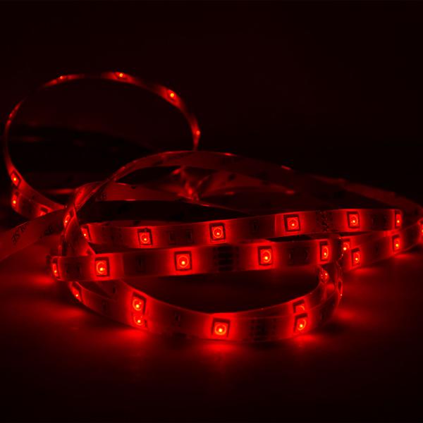 LED Streifen RGB - 5 m dimmbar - IP65 für drinnen & draussen - 150 SMD5050 LEDs, 4 Lichteffekte, Fernbedienung, 12W - Stimmungsvolle Hintergrundbeleuchtung