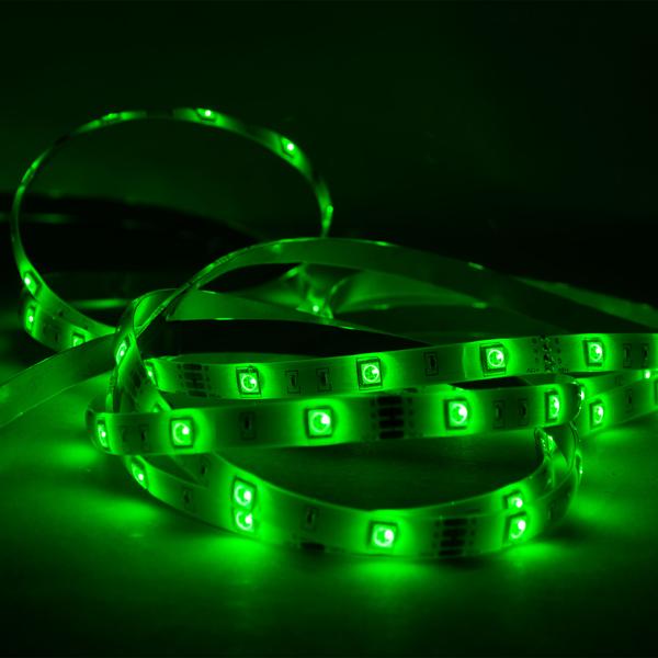 LED Streifen RGB - 5 m dimmbar - IP65 für drinnen & draussen - 150 SMD5050 LEDs, 4 Lichteffekte, Fernbedienung, 12W - Stimmungsvolle Hintergrundbeleuchtung