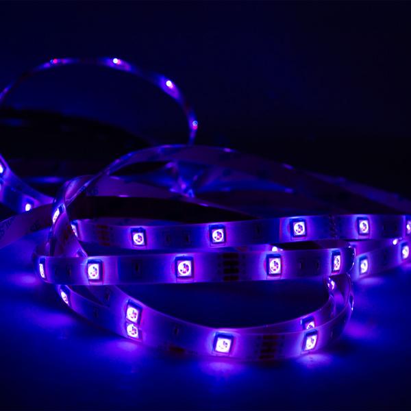 LED Streifen RGB - 5 m dimmbar - IP65 für drinnen & draussen - 150 SMD5050 LEDs, 4 Lichteffekte, Fernbedienung, 12W - Stimmungsvolle Hintergrundbeleuchtung