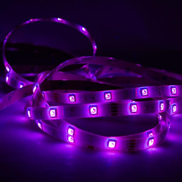 LED Streifen RGB - 5 m dimmbar - IP65 für drinnen & draussen - 150 SMD5050 LEDs, 4 Lichteffekte, Fernbedienung, 12W - Stimmungsvolle Hintergrundbeleuchtung