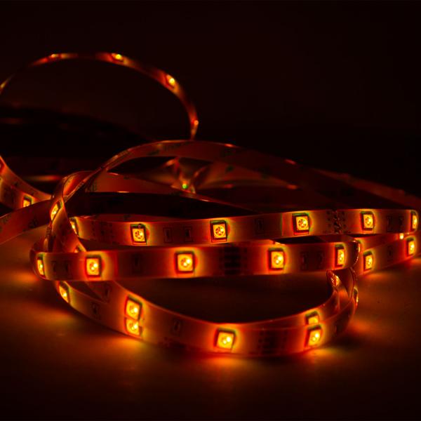 LED Streifen RGB - 5 m dimmbar - IP65 für drinnen & draussen - 150 SMD5050 LEDs, 4 Lichteffekte, Fernbedienung, 12W - Stimmungsvolle Hintergrundbeleuchtung