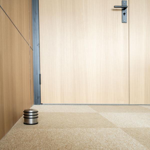 Massiver Tür Stopper aus Edelstahl mit Anti-Rutsch-Boden und Gummiringen, 1300 g, schwer und rutschfest, ohne Bohren