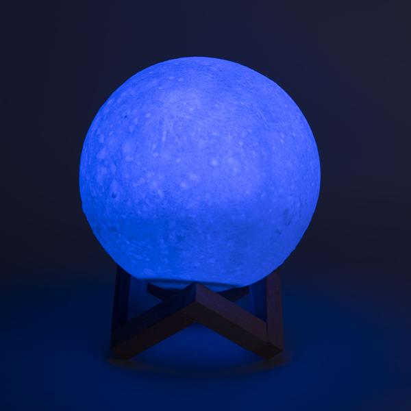 2er-Set Beeindruckende 3D Mond Dekorations- Lampe mit Holzständer, Touch-& Fernbedienung, 16 Farben, 5 Leuchtmodi, Akku, Ø 15 cm