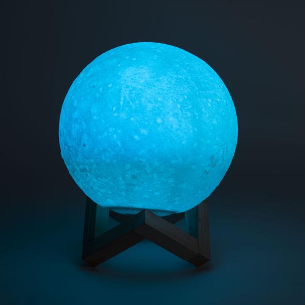 2er-Set Beeindruckende 3D Mond Dekorations- Lampe mit Holzständer, Touch-& Fernbedienung, 16 Farben, 5 Leuchtmodi, Akku, Ø 15 cm