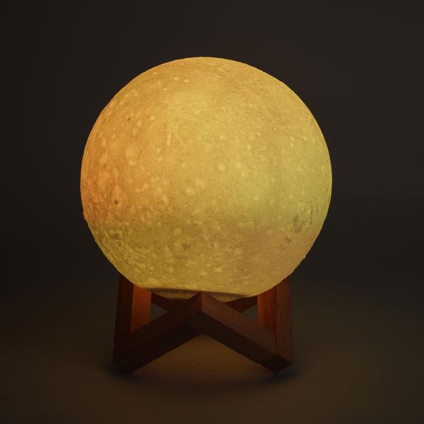 2er-Set Beeindruckende 3D Mond Dekorations- Lampe mit Holzständer, Touch-& Fernbedienung, 16 Farben, 5 Leuchtmodi, Akku, Ø 15 cm