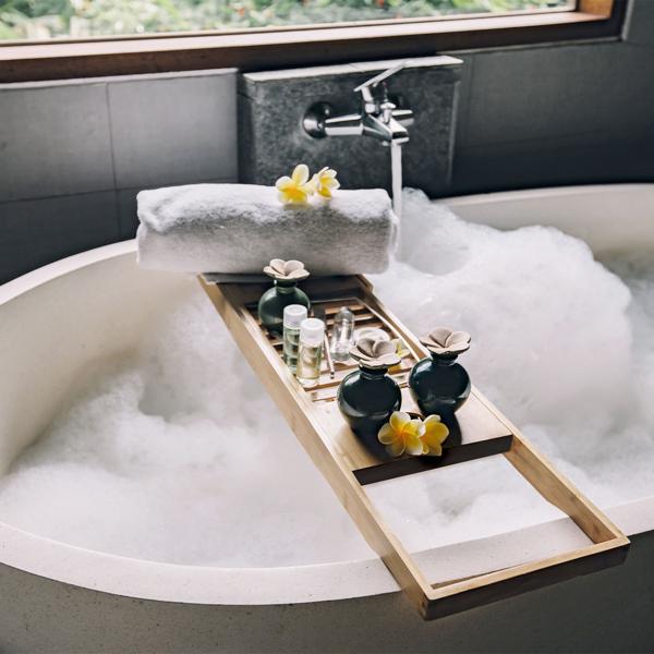Luxuriöse Bambus Badewannenablage, verstellbar 50-85cm: Vertiefung für Gläser, ideal für Bücher, Tablets & Smartphones