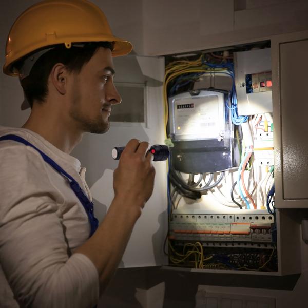 2-in-1 Arbeitsleuchte & LED-Taschenlampe mit ausziehbarer COB-LED, 300 lm, IPX4, Neodym-Magnet - Ideal für Camping, Werkstatt & Notfälle