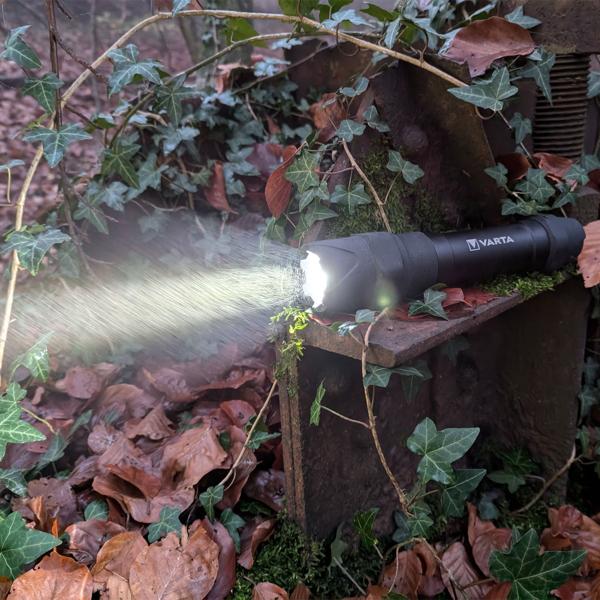 Varta LED-Taschenlampe Indestructible F30 Pro - 650lm-Leuchtweite 279m - IP67 wasserdicht-stossfest IK08 - Inkl. Batterien - 75h Leuchtdauer