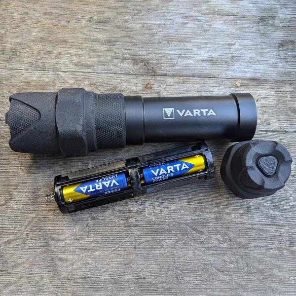 Varta LED-Taschenlampe Indestructible F30 Pro - 650lm-Leuchtweite 279m - IP67 wasserdicht-stossfest IK08 - Inkl. Batterien - 75h Leuchtdauer