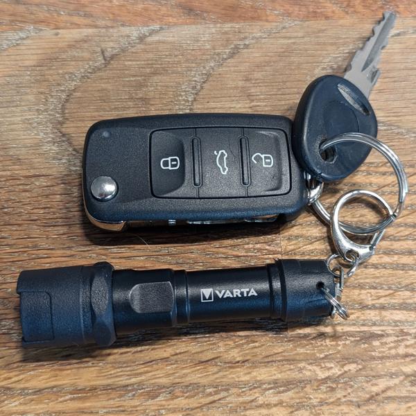 VARTA 2er-Set Schlüsselanhänger LED-Taschenlampe - Indestructible, 12lm, inkl. Batterie - 9m Fallschutz, IPX4, 10m Leuchtweite