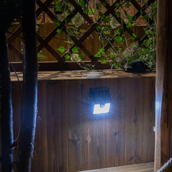 Effizienter LED-Solar-Wandstrahler mit Bewegungssensor: 50 Lumen, IP44 – Helles & energiesparendes Aussenlicht mit automatischer Aktivierung