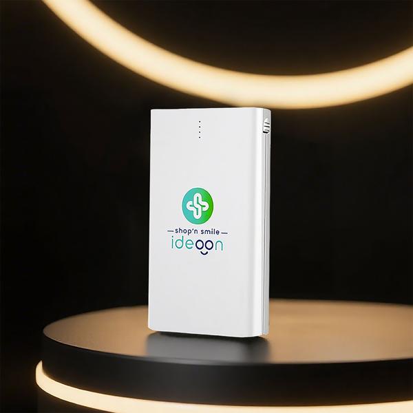 Kompakte Powerbank USB-C (4.000mAh) – Ultra-Slim Powerbank mit fest integriertem Kabel & Lightning Adapter – Mobiler Akku-Boost