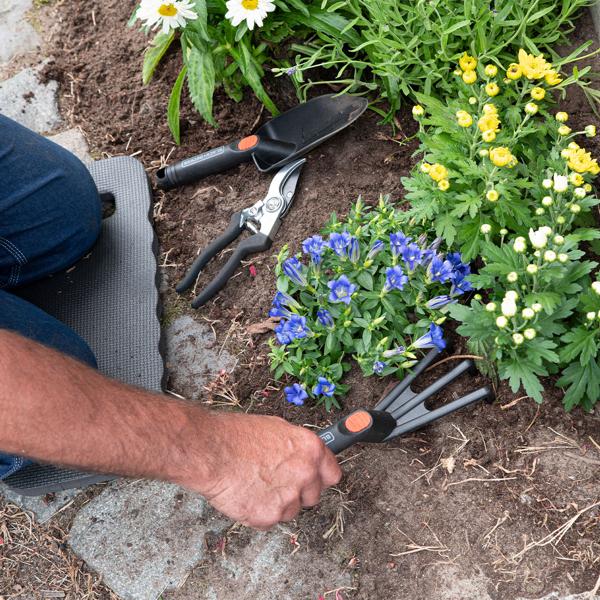 Gartenwerkzeug-Set 4-teilig - Optimale Pflanzenpflege, Blumenpflege & Gartengestaltung - Inkl. Kniematte, Blumenkelle, Gartenkralle, Schere