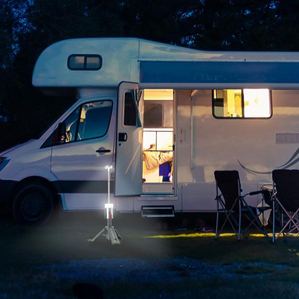 Professionelle Outdoor-LED-Leuchte mit Stativ – Mobiler Akku-Strahler mit 180° schwenkbarem Kopf, dimmbar, RGB & Powerbank