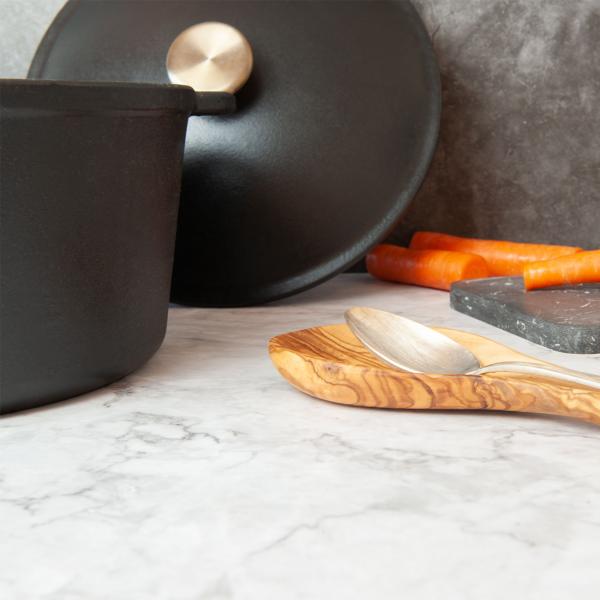 Löffelablage aus 100% Olivenholz - Antibakteriell & robust für Küche & Esstisch - Braun, 25x8,5x2,5cm - Handgefertigt in Italien