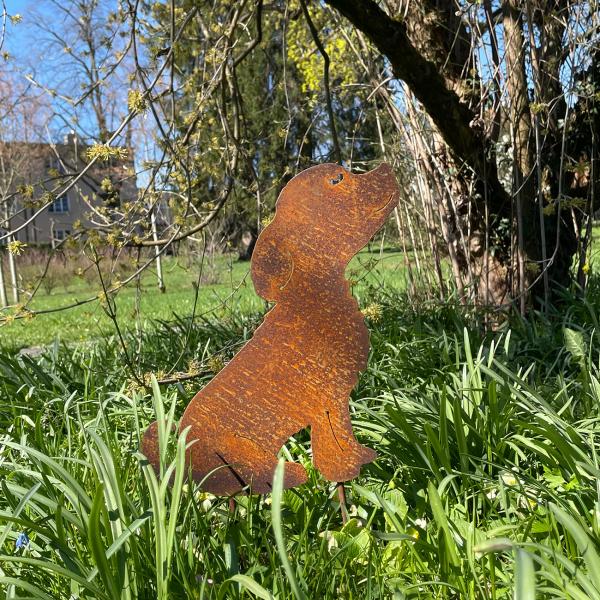 Gartenstecker Welpe aus Metall - Rostbraun & 30cm Länge - Dekoration für Pflanzenkästen, Beete & Garten - Landhaus-Optik mit Erdspiess