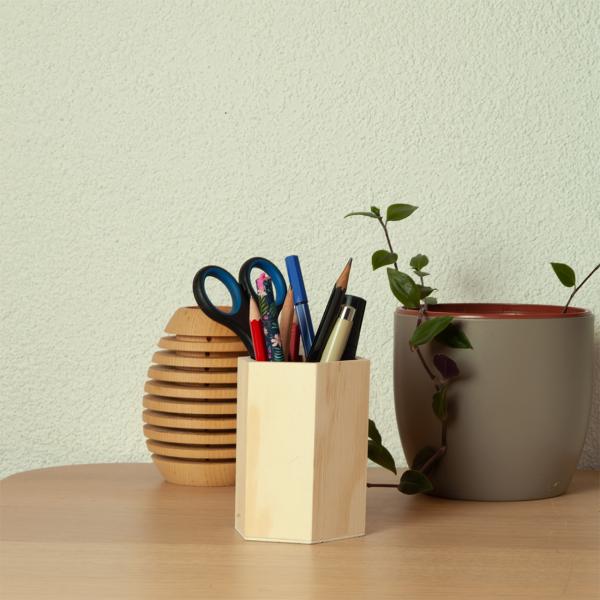 Stiftehalter Holz sechseckig - Natur Design, 10x8 cm - Kreativ gestaltbar für Homeoffice, Küche, Schlafzimmer - Nachhaltige Organisation - Braun Sperrholz