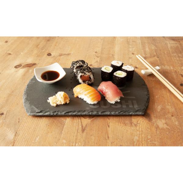 Sushi-Set Schieferplatte mit Füssen - Authentische Präsentation von Sushi & Sashimi - Bambus-Essstäbchen, Porzellan-Schälchen & Stäbchenablage - 30x18cm
