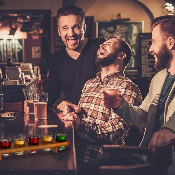 Schnapsbrett aus Holz - 6 Gläser inklusive - Praktischer Griff zum Servieren - Ideal für Party, Bar & Geschenk - Kiefer Neuseeland - 45x6,5x3,5cm