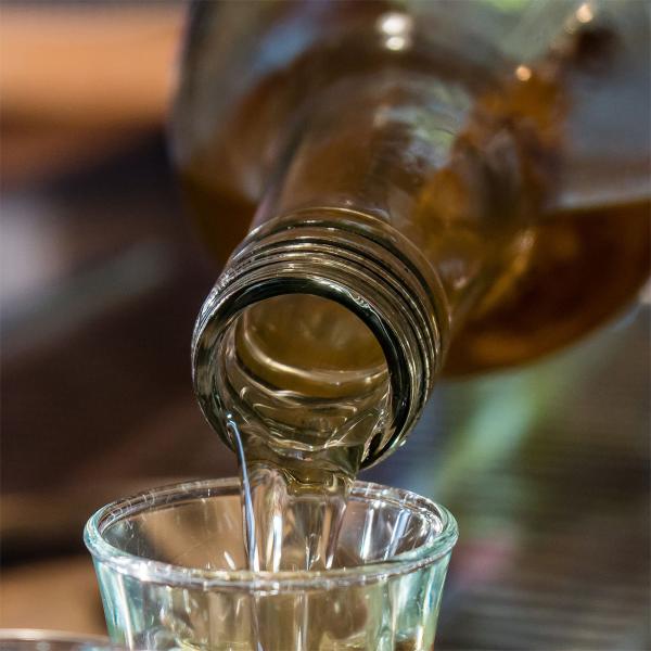 Schnapsbrett aus Holz - 6 Gläser inklusive - Praktischer Griff zum Servieren - Ideal für Party, Bar & Geschenk - Kiefer Neuseeland - 45x6,5x3,5cm