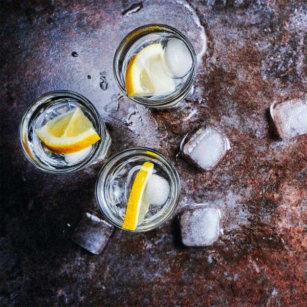 Schnapsbrett aus Holz - 6 Gläser inklusive - Praktischer Griff zum Servieren - Ideal für Party, Bar & Geschenk - Kiefer Neuseeland - 45x6,5x3,5cm