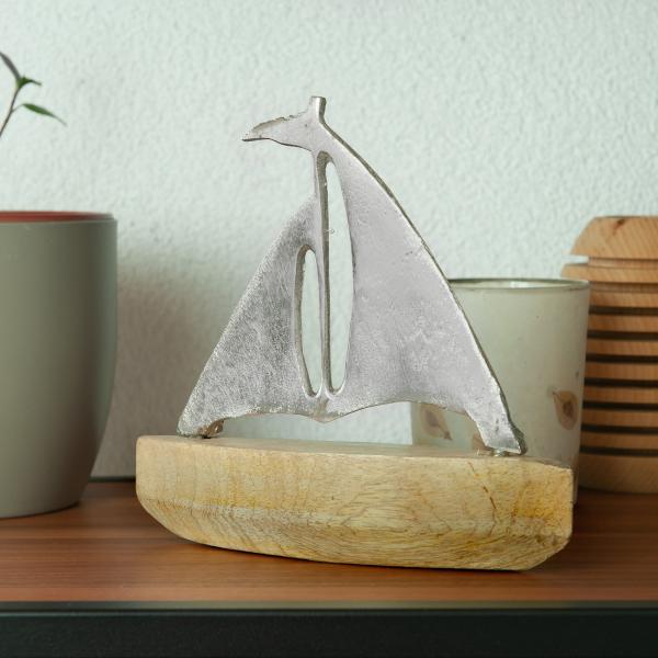 Segelboot Deko aus Aluminium - Edle Dekoration für Wohnräume - Mangoholz-Sockel - Braun, Silber - Maritim - 17x17x6cm - Handgefertigt