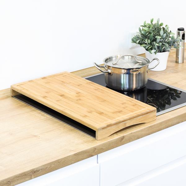 Herdabdeckplatte Bambus - Kratzfest & hygienisch - Schneidebrett, Servierhilfe, Spritzschutz - 54x28x4.3cm - Mit Füssen - braun gemasert