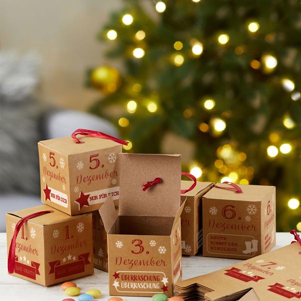 DIY Adventskalender zum Basteln - 24 Papp-Boxen mit Aufhängern - Wiederverwendbarer Weihnachtskalender für Süssigkeiten Schmuck - Braun/Rot/Weiss 6x6cm
