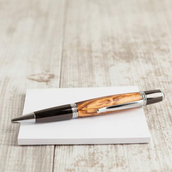 Olivenholz Kugelschreiber mit Metall-Details - Edler Holz-Kugelschreiber für Büro & Geschenk - Handgefertigt - braun/schwarz/silber - 40g - Unikat