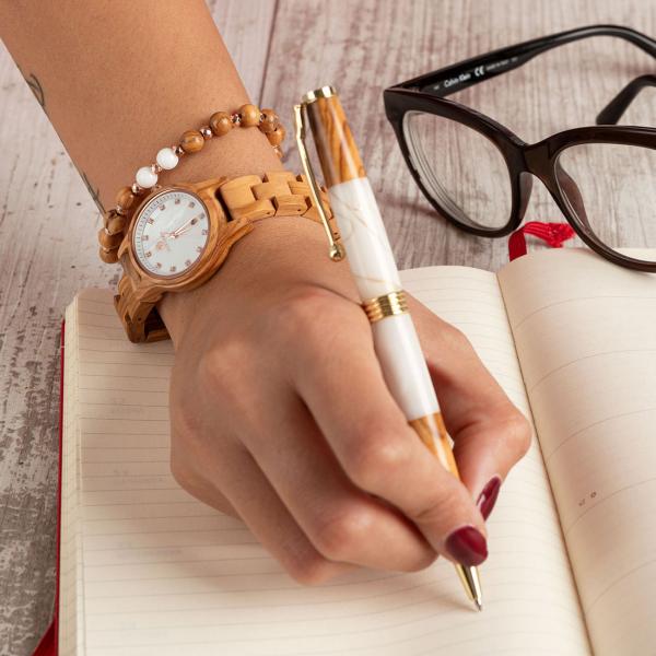 Holzkugelschreiber Olivenholz - Weisse Harz- & Gold-Metall-Details - Made in Italy - Edles Unikat für Büro & Geschenk - 40g - Braun/Weiss/Gold