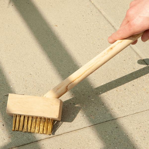 Fugenbürste mit Stahlborsten-Holzstiel - Effektive Unkrautbürste für Fugen, Mauern, Rinnsteine & Terrassen - 36cm - Metall-Kratzkante & Hartholz Stiel