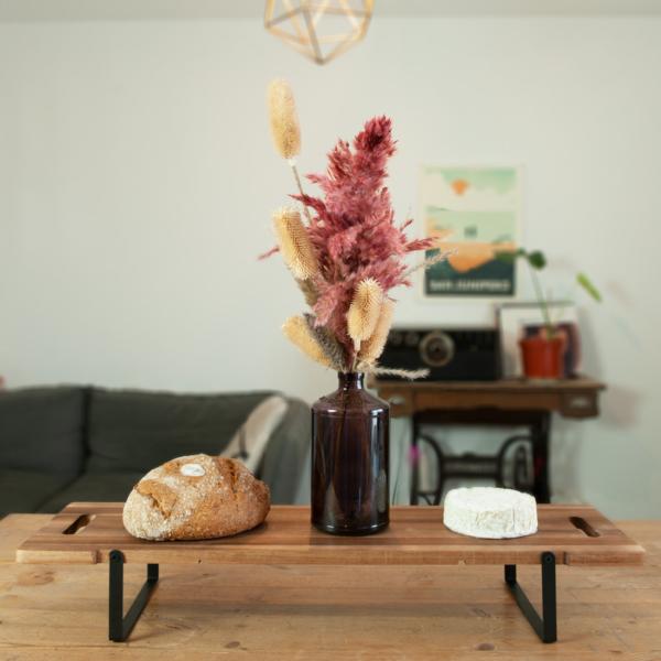 Akazienholz Serviertablett - Brotzeitplatte mit klappbaren Metall-Füssen - 67x20cm rechteckig - Robust & widerstandsfähig - Für Frühstück, Tapas & Sushi