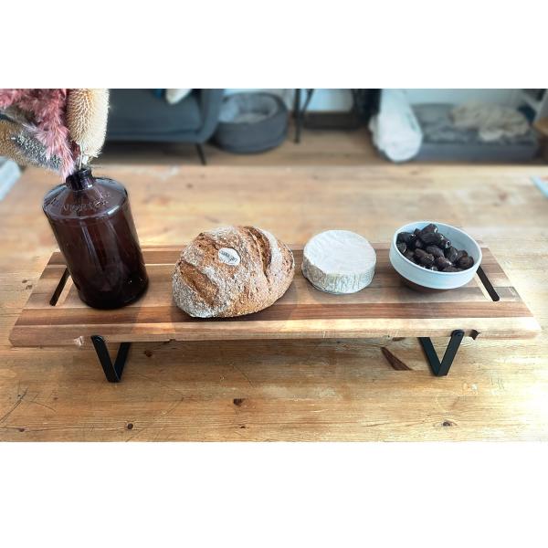 Akazienholz Serviertablett - Brotzeitplatte mit klappbaren Metall-Füssen - 67x20cm rechteckig - Robust & widerstandsfähig - Für Frühstück, Tapas & Sushi