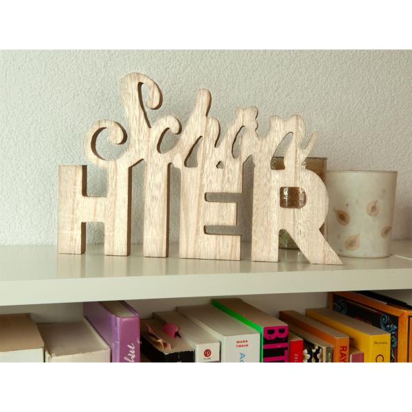 Schriftzug Schön HIER aus Holz - Aufsteller Dekoration für gemütliche Atmosphäre & Wohlfühlmomente - Braun/Weiss Patina - 29x18,5x1,8cm