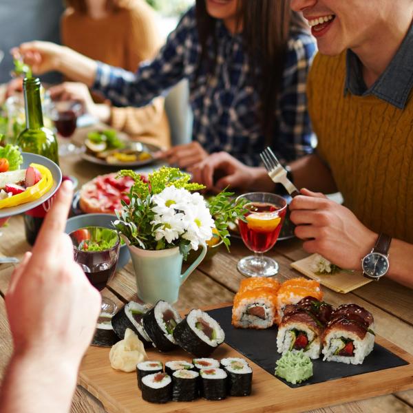 Schneidebrett Bambus mit Griff & Schiefereinsatz - Servierplatte für Sushi, Tapas, Käse, Desserts - Robust, hygienisch, 30.6x25x2cm