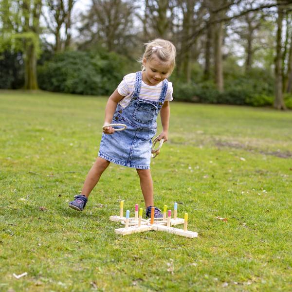 Outdoor Ringwurfspiel aus Kiefernholz - Wurfspiel mit Sisalringen, 50x50cm - Geschicklichkeitsspiel für Kinder ab 3 Jahren - Fördert Motorik & Lernen
