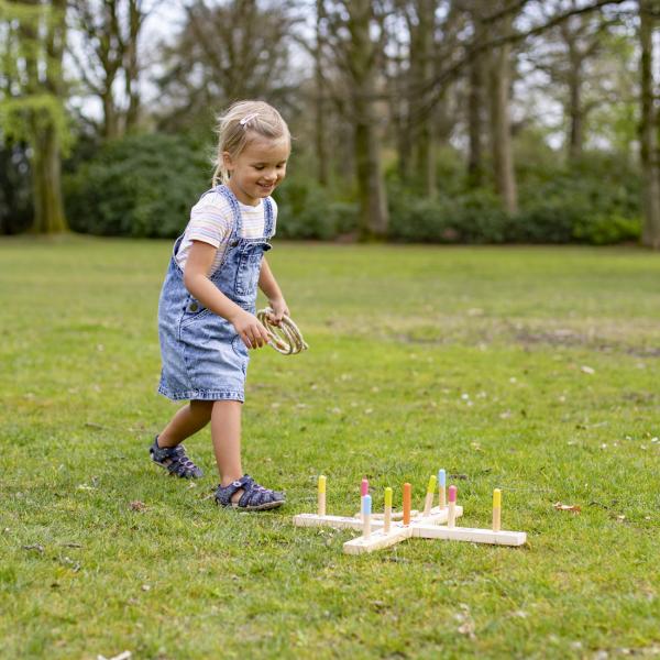 Outdoor Ringwurfspiel aus Kiefernholz - Wurfspiel mit Sisalringen, 50x50cm - Geschicklichkeitsspiel für Kinder ab 3 Jahren - Fördert Motorik & Lernen