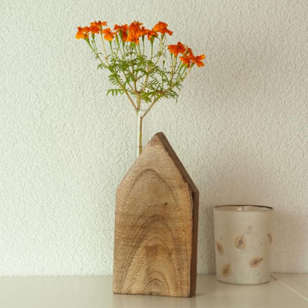 Aufsteller Haus aus Mangoholz mit Glasröhrchen - Elegante Blumenvase für einzelne Akzentblumen - Minimalistisches Design, Indoor Deko, 9x18x3 cm
