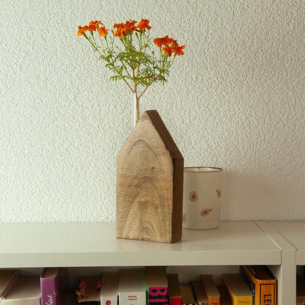 Aufsteller Haus aus Mangoholz mit Glasröhrchen - Elegante Blumenvase für einzelne Akzentblumen - Minimalistisches Design, Indoor Deko, 9x18x3 cm