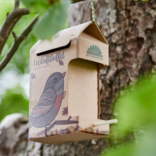 Vogelfutter-Haus aus festem Karton – Futterstation mit Sitzstange, 200g Vogelfutter & Schnur – Handgefertigt – Wiederbefüllbar, Langlebig – 10x6.2x17.5cm