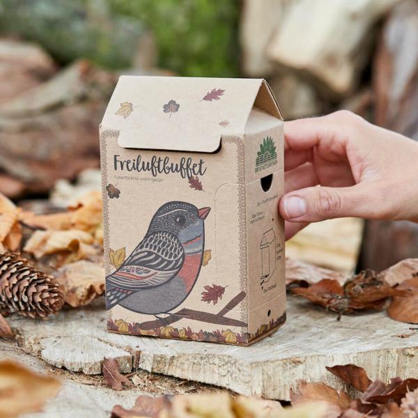 Vogelfutter-Haus aus festem Karton – Futterstation mit Sitzstange, 200g Vogelfutter & Schnur – Handgefertigt – Wiederbefüllbar, Langlebig – 10x6.2x17.5cm