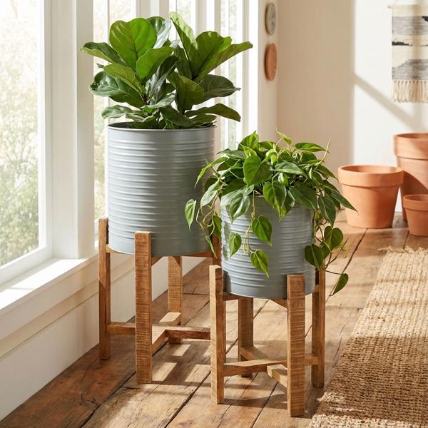 Pflanzgefässe Set grau auf Holzständer - 2 geriffelte Metall Blumentöpfe Ø 31,5x58cm & Ø 29x50cm - Natur/Grau Dekoration Innen/Aussen