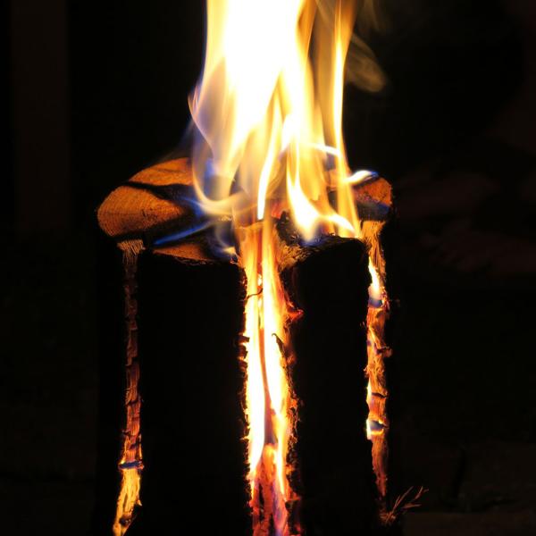 Schwedenfeuer aus Echtholz für den Garten - Stimmungsvolles Licht für Terrasse & Balkon - Pappelholz mit Naturrinde Ø 18x18cm - Ideal als Geschenk