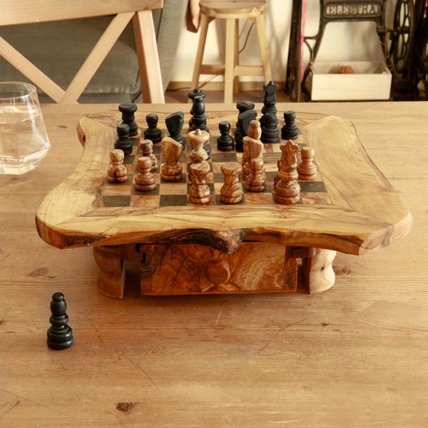 Schachbrett Olivenholz – Erhöht mit Figuren & Schublade – Exklusives Brett Made in Italy – 30x30cm – Handgefertigt, geölt, Naturmaserung