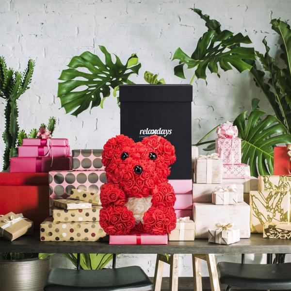 Rosenbär mit Kunstblüten aus Kunststoff - Rosenteddy Geschenk für Valentins-, Hochzeits- & Jahrestag - 28cm hoch - Inkl. Geschenkbox