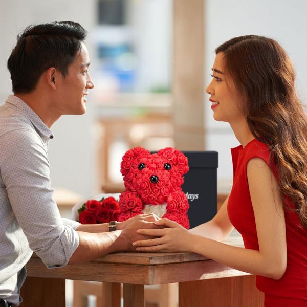 Rosenbär mit Kunstblüten aus Kunststoff - Rosenteddy Geschenk für Valentins-, Hochzeits- & Jahrestag - 28cm hoch - Inkl. Geschenkbox